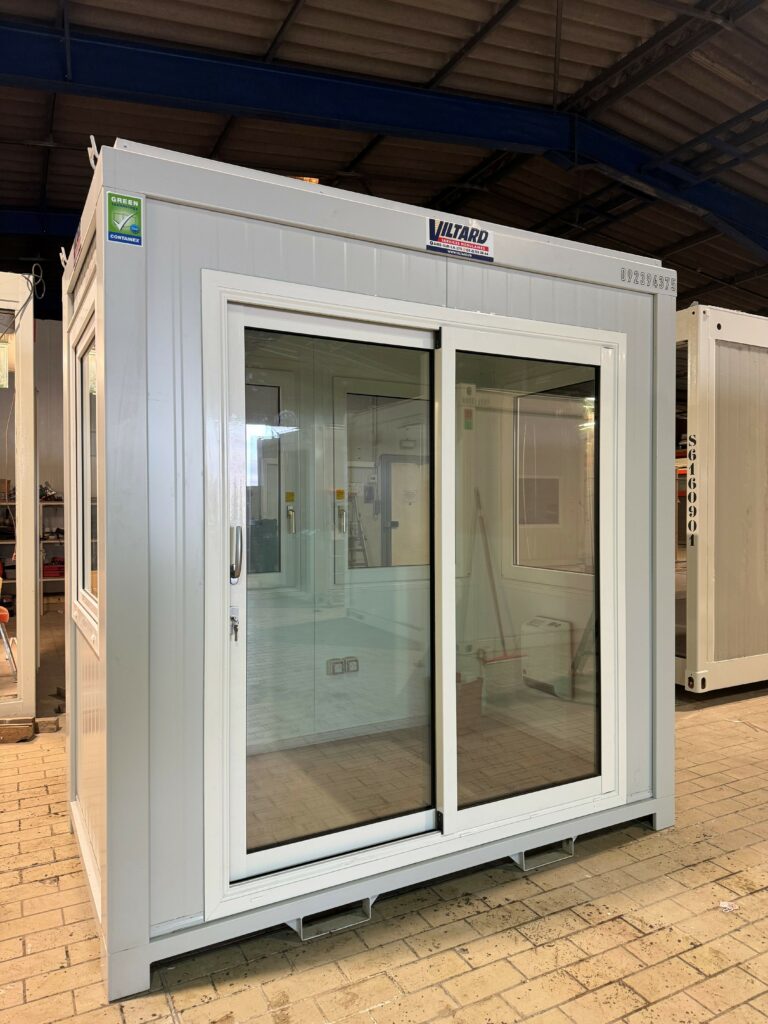 Guérite préfabriquée installée sur un chantier industriel
