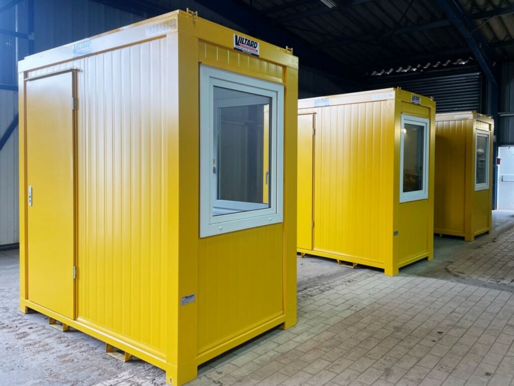 Guérite préfabriquée installée sur un chantier industriel